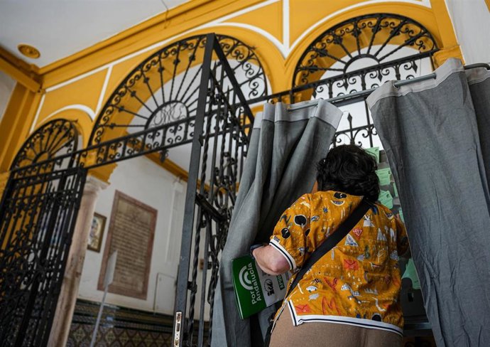 Imágenes de la jornada electoral en Andalucía . 