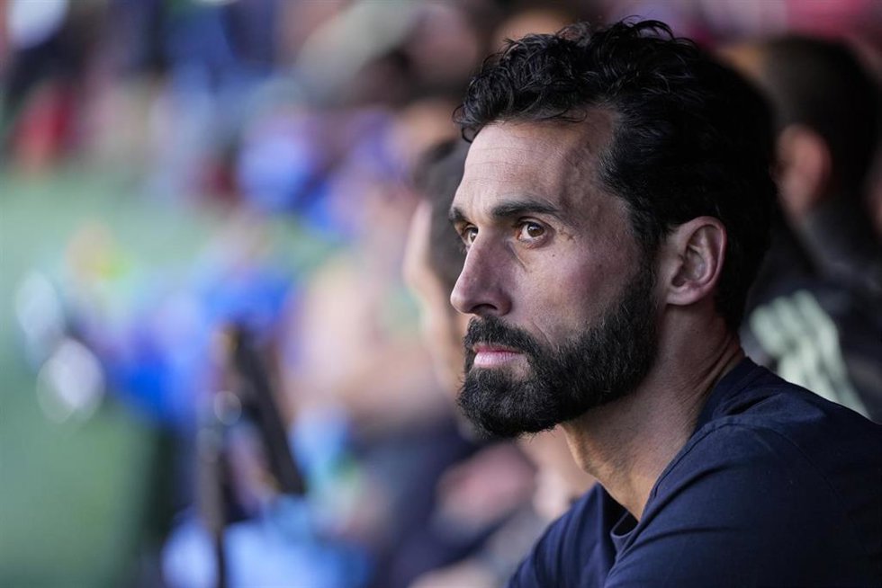 El entrenador del Real Madrid, Álvaro Arbeloa, ante el Sevilla FC. 