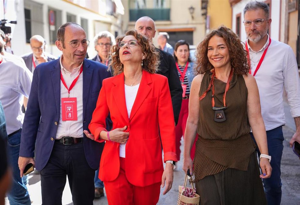 La candidata del PSOE-A, María Jesús Montero a su llegada a votar en Sevilla  en el Colegio de Escuelas Profesionales Sagrada Familia Nuestra Señora de los Reyes. A 17 de mayo de 2026 en Sevilla, Andalucía (España). Los candidatos a la Presidencia de la J