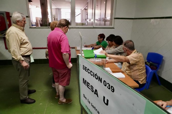 Imágenes de la jornada electoral en Andalucía . A 17 de mayo de 2026 en Málaga, Andalucía (España). 