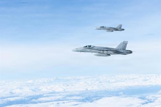 Archivo - March 18, 2026, Evenes Air Station, Norway: Finnish Air Force F/A-18 Hornet fighter aircraft pull alongside a U.S Air Force KC-130J Super Hercules aircraft during joint training operation Cold Response 26, March 16, 2026 near Evenes Air Station,