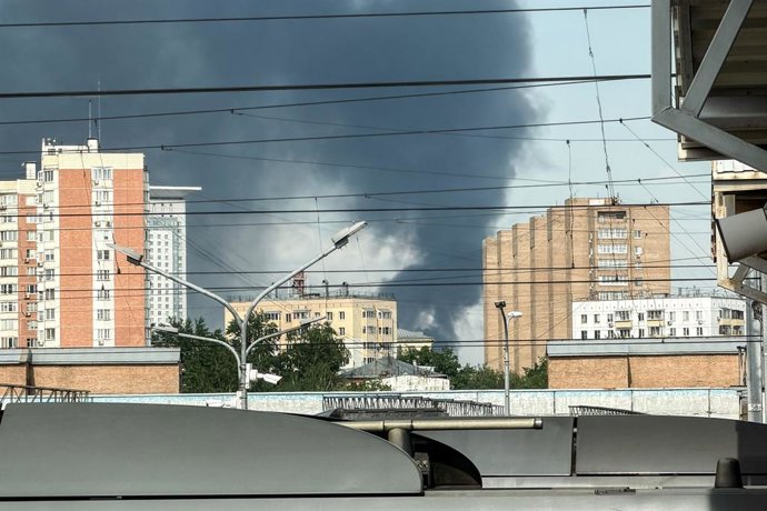 RÚSSIA, MOSCOU - 17 DE MAIO DE 2026: Nuvens de fumaça se elevam de um incêndio próximo à estação Cherkizovskaya do Metrô de Moscou, vista da estação ferroviária Leningradsky. Imagem: 1099787762, Licença: Direitos gerenciados, Restrições: * Direitos excluí