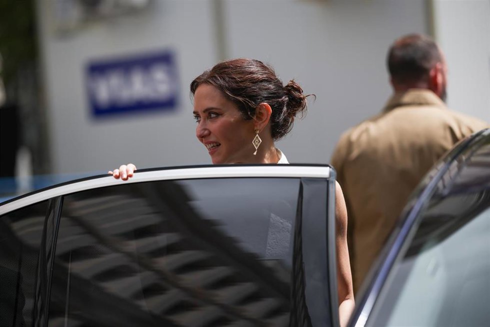 La presidenta de la Comunidad de Madrid, Isabel Díaz Ayuso, a su salida del acto de entrega de las Medallas de Honor con motivo de la festividad de San Isidro, en la Galería de Cristal del Palacio de Cibeles, a 15 de mayo de 2026, en Madrid (España).