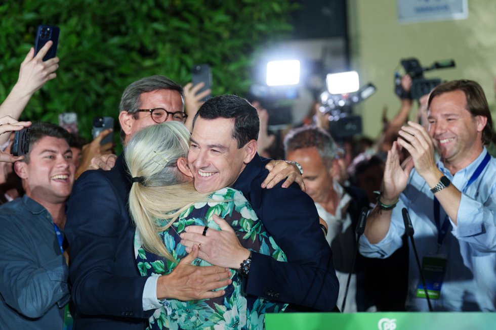 El candidato del PP andaluz a la reelección, Juanma Moreno, celebra los resultados electorales. A 17 de mayo de 2026 en Sevilla (Andalucía, España).