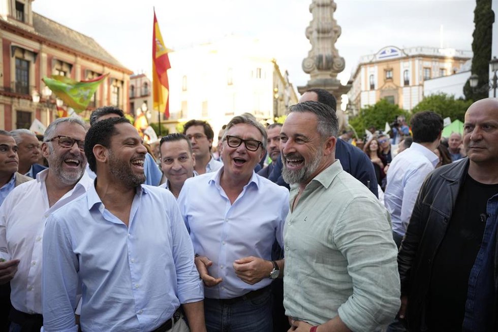 El presidente de Vox, Santiago Abascal (d), junto al candidato de Vox a la Presidencia de la Junta, Manuel Gavira (c), durante el mitin cierre de campaña que la formación verde ha celebrado en Sevilla. A 15 de mayo de 2026 en Sevilla (Andalucía, España).
