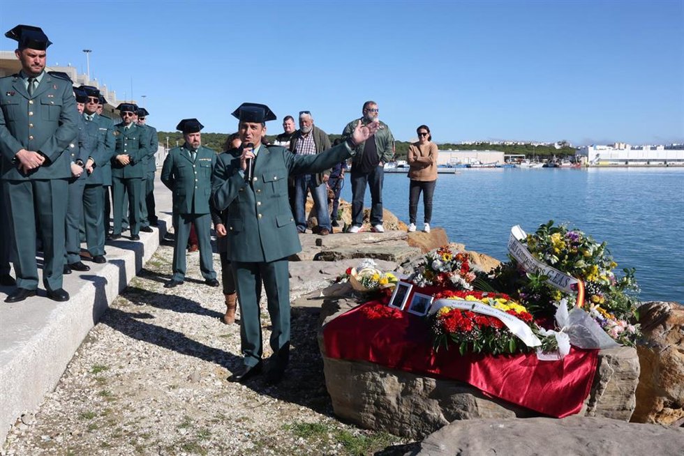 Archivo - Un agente de la Guardia Civil interviene durante una ofrenda floral en homenaje a los guardias civiles fallecidos, en el puerto de Barbate, a 9 de febrero de 2025, en Barbate, Cádiz, Andalucía (España)