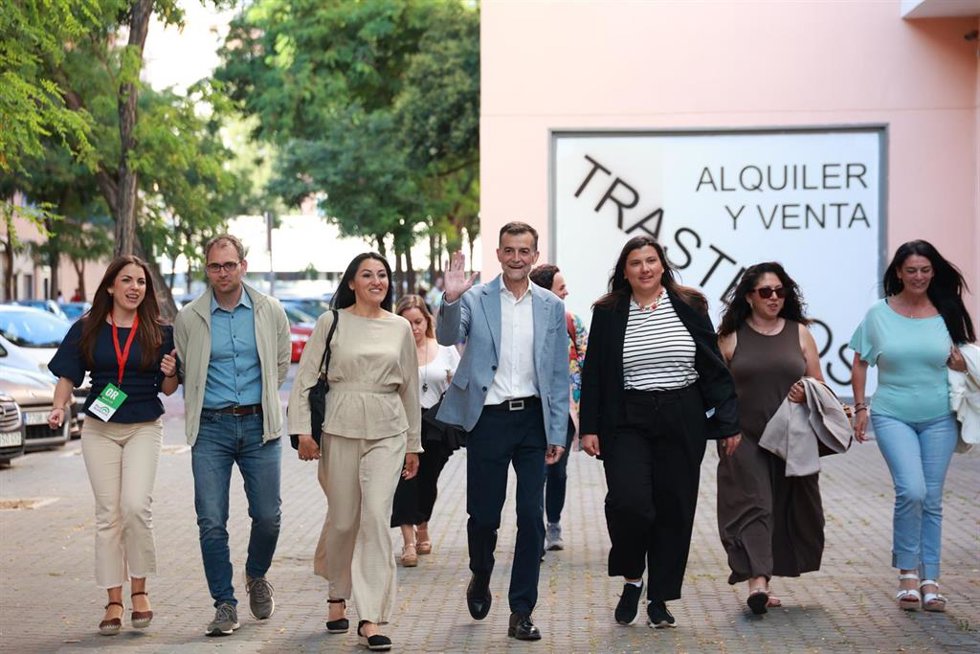 El candidato de Por Andalucía a la Presidencia de la Junta, Antonio Maíllo (c), a su llegada a la sede regional en Sevilla de la formación que lidera para seguir el escrutinio de las elecciones. A 17 de mayo de 2026 en Sevilla (Andalucía, España).
