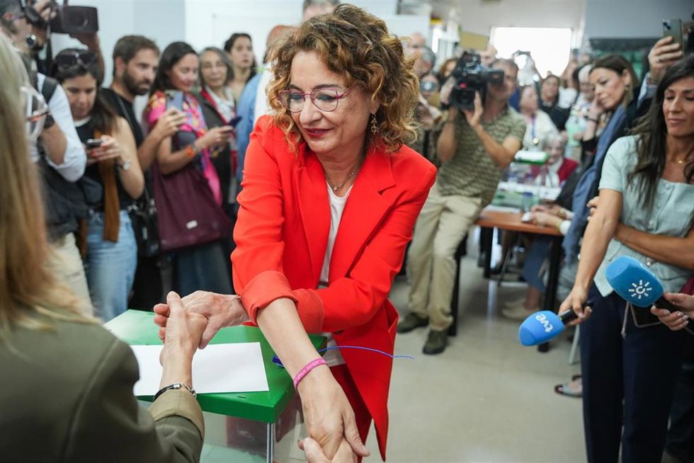 La candidata del PSOE-A, María Jesús Montero, vota en Sevilla en el Colegio de Escuelas Profesionales Sagrada Familia Nuestra Señora de los Reyes. A 17 de mayo de 2026 en Sevilla, Andalucía (España). Los candidatos a la Presidencia de la Junta de Andaluc