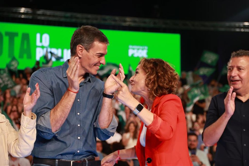 El secretario general del PSOE y presidente del Gobierno, Pedro Sánchez, junto a la secretaria general del PSOE-A y candidata a la Presidencia de la Junta, María Jesús Montero, tras finalizar el acto de cierre de campaña de los socialistas andaluces. 