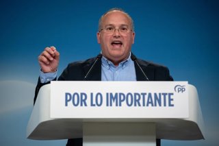 El secretario general del PP, Miguel Tellado, durante una rueda de prensa tras el seguimiento de la noche electoral desde la sede nacional del Partido Popular, a 17 de mayo de 2026, en Madrid (España). Un total de 6.812.861 andaluces han sido llamados a p