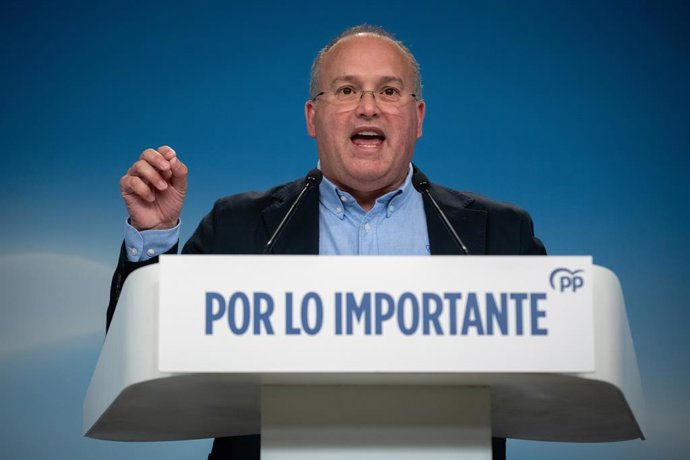 El secretario general del PP, Miguel Tellado, durante una rueda de prensa tras el seguimiento de la noche electoral desde la sede nacional del Partido Popular, a 17 de mayo de 2026, en Madrid (España). Un total de 6.812.861 andaluces han sido llamados a p