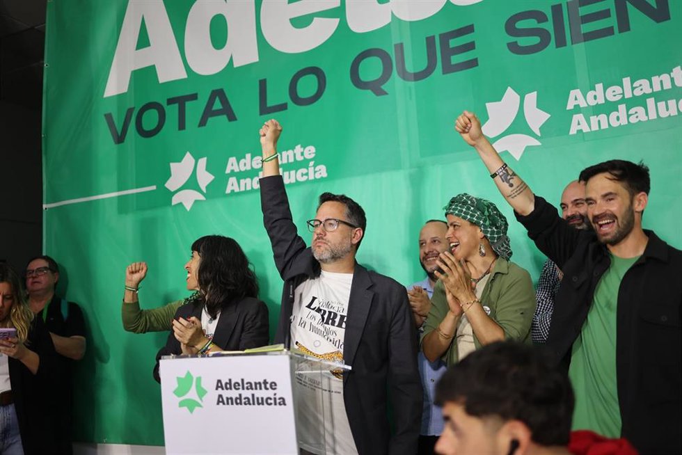 El candidato de Adelante Andalucía a la Presidencia de la Junta, José Ignacio García, celebra los resultados electorales.
