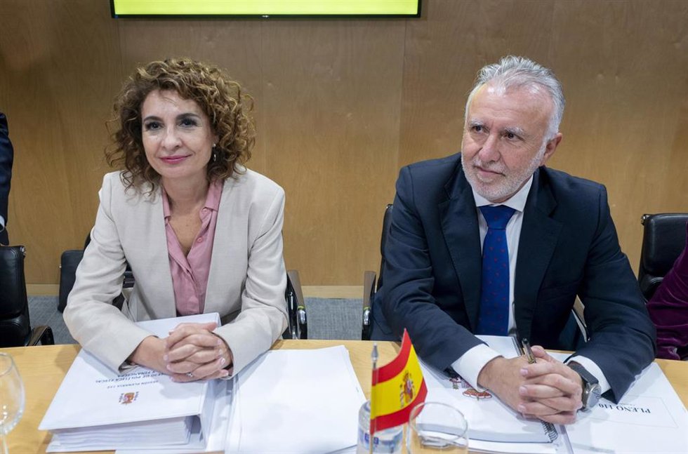 Archivo - La exvicepresidenta primera, María Jesús Montero, y el ministro de Política Territorial y Memoria Democrática, Ángel Víctor Torres, durante la reunión del Consejo de Política Fiscal y Financiera del pasado 17 de noviembre.
