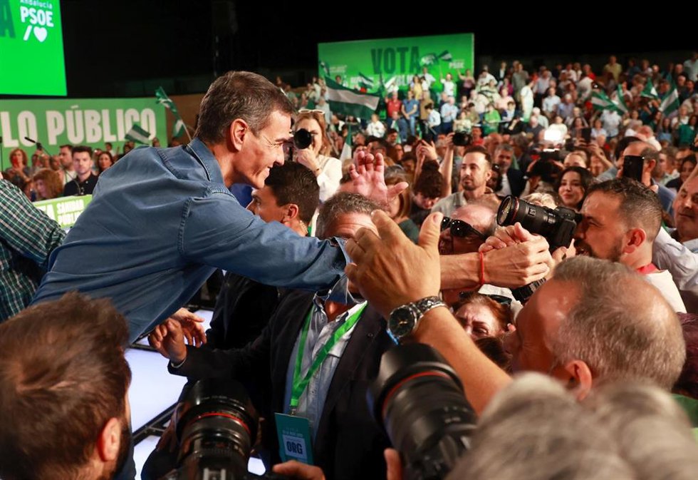 El secretario general del PSOE y presidente del Gobierno, Pedro Sánchez, tras finalizar el acto de cierre de campaña de los socialistas andaluces.