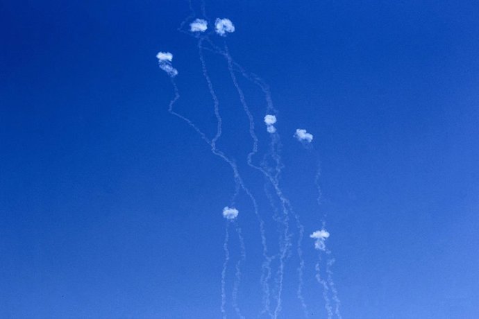 Archivo - Arquivo - Imagem de arquivo mostrando a fumaça após as forças israelenses terem interceptado drones lançados contra elas.