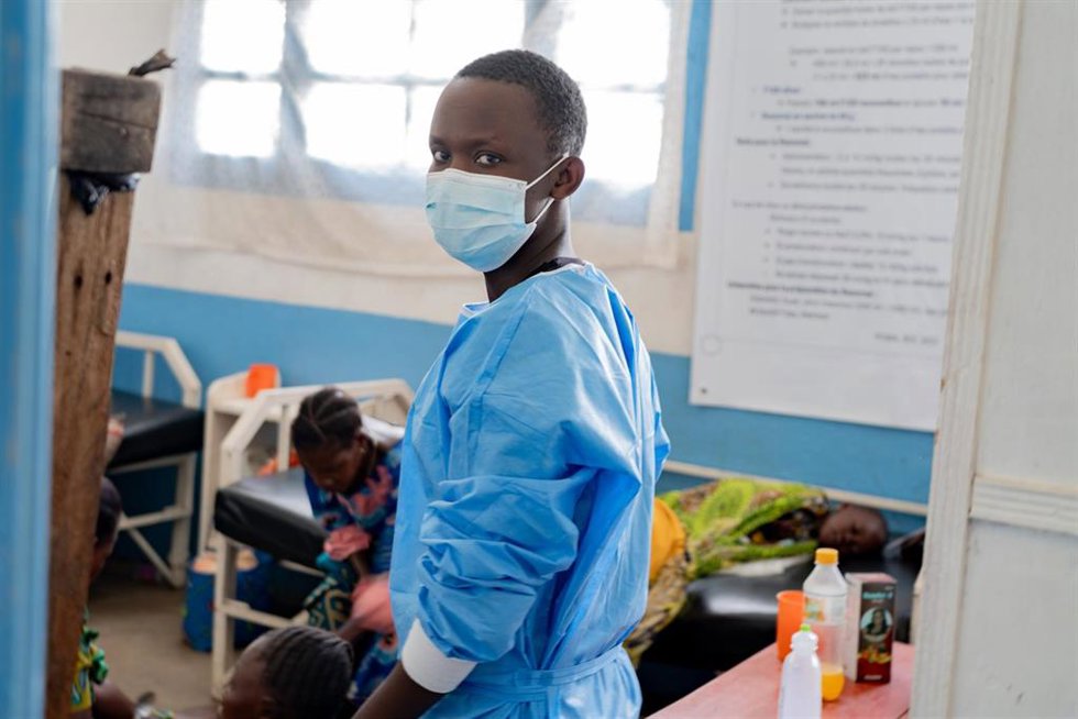 Un trabajador sanitario con una mascarilla en un hospital en el este de República Democrática del Congo. Imagen de archivo