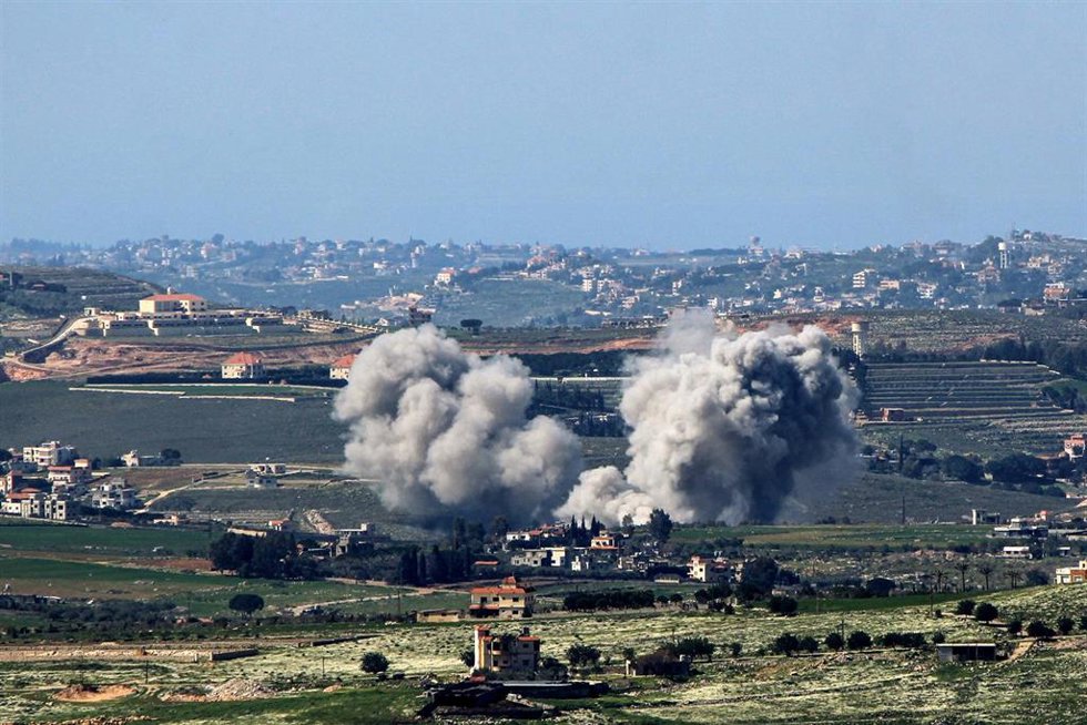 Archivo - Columna de humo tras un ataque israelí en Líbano. Imagen de archivo