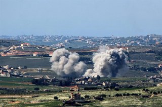 Archivo - 03 March 2026, Lebanon, Kfar Tebniet: Smoke from an Israeli air raid billows from alleged pro-Iranian Hezbollah positions in the southern Lebanese village of Kfar Tebniet. Israel launched a string of attacks across Lebanon after Hezbollah launch