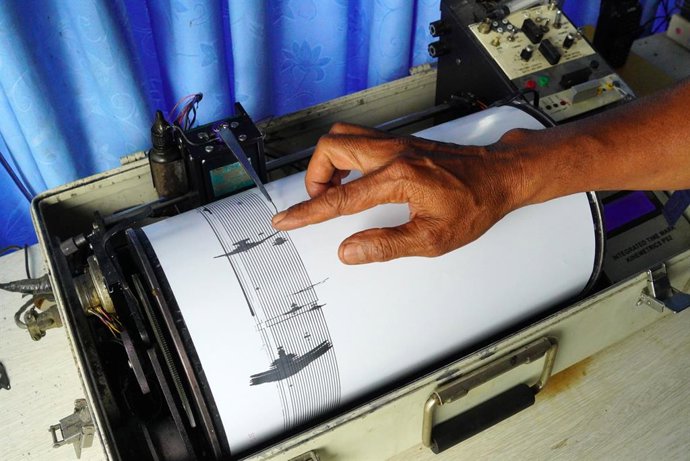 Archivo - Arquivo - 31 de dezembro de 2025, Bener Meriah, Aceh, Indonésia: Um oficial mostra os dados de um sismógrafo que registram a atividade mais recente do Monte Bur Ni Telong no Posto de Observação de Vulcões da Agência Geológica, Centro de Vulcanol