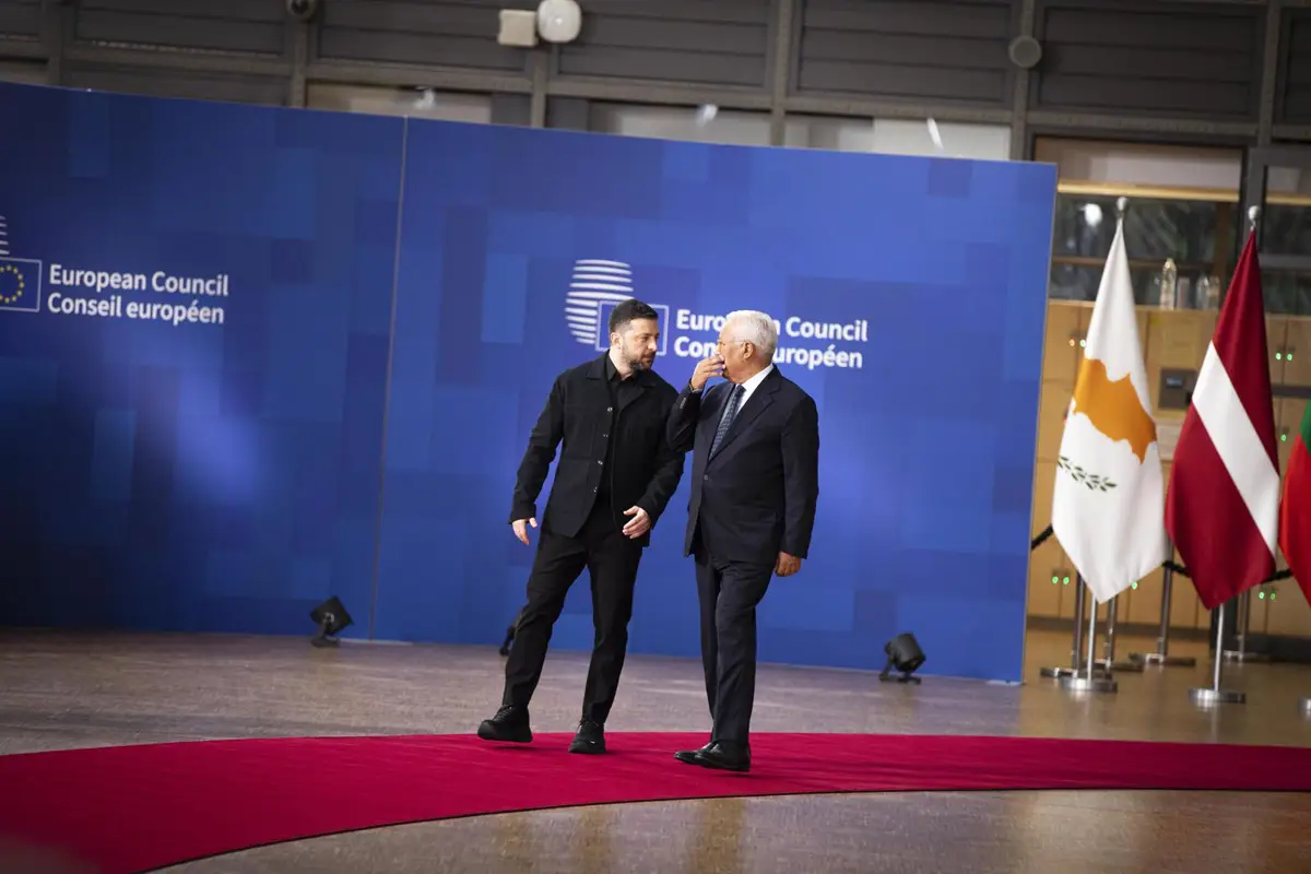 El presidente de Ucrania, Volodimir Zelenski, junto al presidente del Consejo Europeo, António Costa