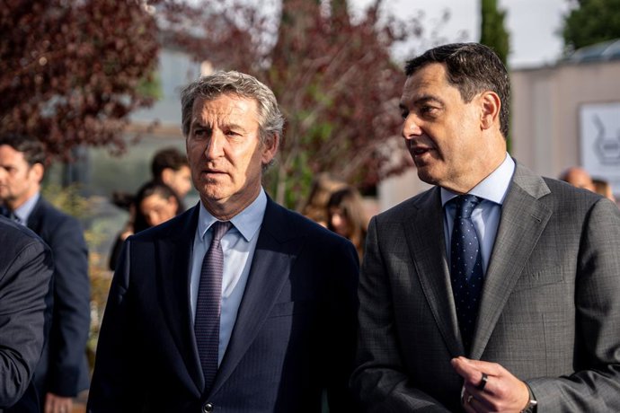O presidente do PP, Alberto Núñez Feijóo, apresenta o presidente do PP da Andaluzia no encontro “La Razón de... Juanma Moreno”, organizado pelo jornal La Razón na sede do jornal, em 20 de abril de 2026, em Madri (Espanha). O evento faz parte 