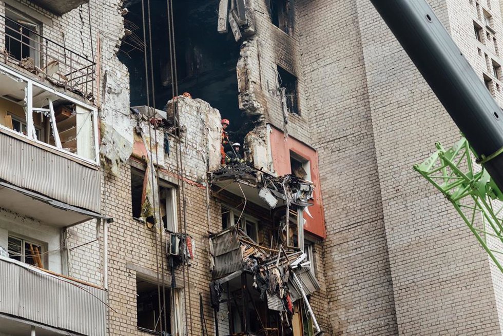 Trabajadores de los equipos de rescate ucranianos en un edificio en Dnipropetrovsk, dañado por proyectiles rusos.