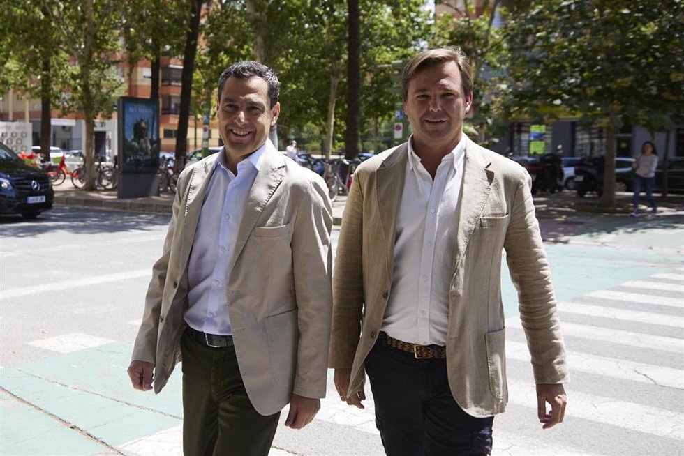 Archivo - El presidente de la Junta de Andalucía, Juanma Moreno, (i) junto al secretario general del PP-A, Antonio Repullo, (d) caminan durante la Junta Directiva Autonómica del Partido Popular de Andalucía, a 29 de mayo de 2023 en Sevilla (Andalucía, Esp