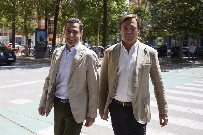 Archivo - Arquivo - O presidente da Junta da Andaluzia, Juanma Moreno (à esquerda), ao lado do secretário-geral do PP-A, Antonio Repullo (à direita), caminham durante a Reunião da Diretoria Autonômica do Partido Popular da Andaluzia, em 29 de maio de 2023