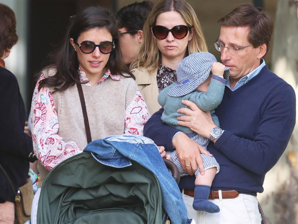 José Luis Martínez-Almeida y Teresa Urquijo con su hijo Lucas en el Longines Global Champions Tour 2026 que se celebra en el en el Club de Campo Villa de Madrid