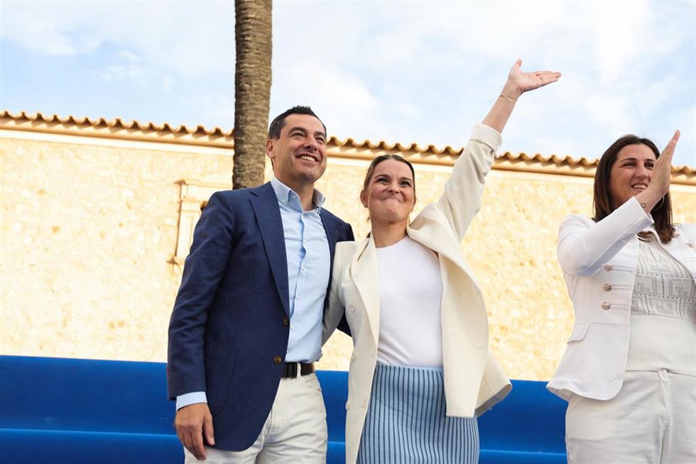 Archivo - La presidenta del Govern, Marga Prohens, y el presidente de la Junta de Andalucía, Juanma Moreno, durante un acto del PP de Baleares