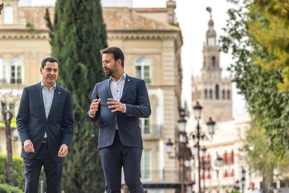Archivo - Juanma Moreno y Álvaro Queipo, en una imagen de archivo