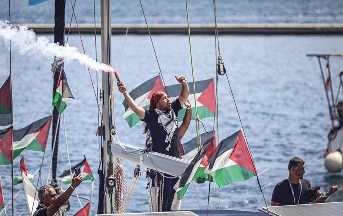 14 de maio de 2026, Marmaris, Turquia: MARMARIS, Turquia — Ativistas, jornalistas, profissionais da área médica e participantes internacionais reúnem-se a bordo de barcos e veleiros durante a partida da missão da Frota Global Sumud de Marmaris, na Turquia