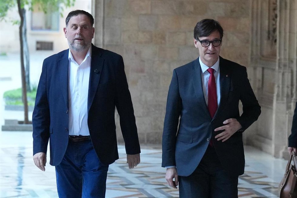 Archivo - El president de la Generalitat de Catalunya, Salvador Illa (d) y el presidente de ERC, Oriol Junqueras (i), a su llegada al acto inaugural del ‘Any Josep Irla’, en el Palau de la Generalitat, a 10 de marzo de 2026, en Barcelona, Catalunya (Españ