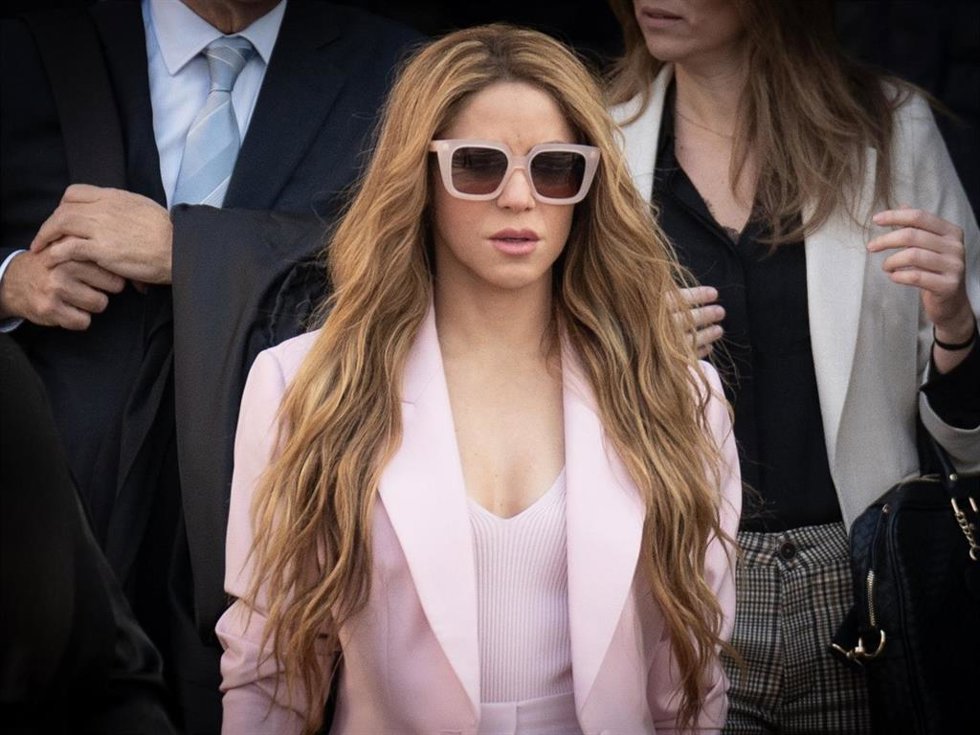 Archivo - La cantante Shakira, a su salida de la Audiencia Nacional el día que comienza su juicio, a 20 de noviembre de 2023, en Barcelona