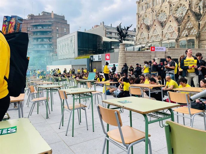 Docents de Barcelona davant la Sagrada Família amb pupitres