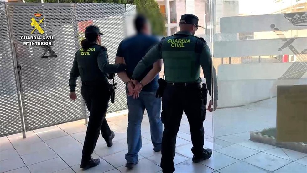Agentes de la Guardia Civil junto a uno de los detenidos en el marco de esta operación