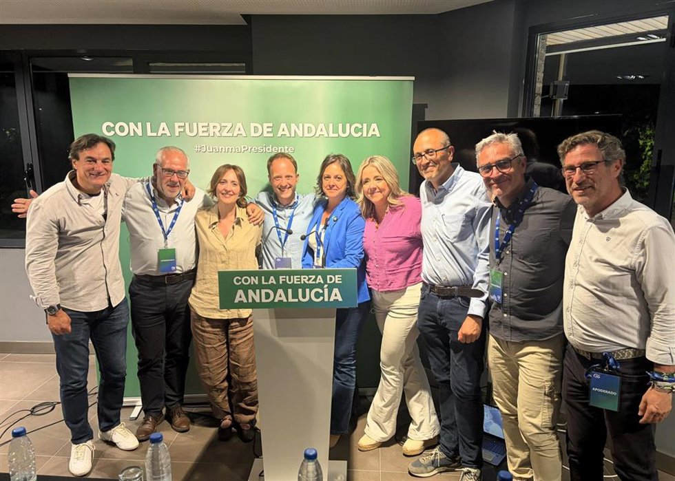 Erik Domínguez y Catalina García (c), junto a otros miembros del PP de Jaén.