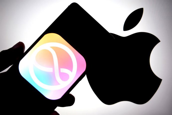 Archivo - Arquivo - 26 de julho de 2025, Índia: Nesta ilustração fotográfica, vê-se o logotipo da Apple Siri exibido em um smartphone, com o logotipo da Apple ao fundo.