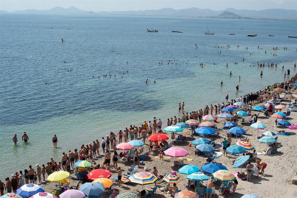 Archivo - Decenas de personas durante el abrazo al Mar Menor, a 12 de agosto de 2023, en Murcia, Región de Murcia (España). Hoy se ha formado, por tercer año, una cadena humana para dar un simbólico abrazo al Mar Menor, con el que reclaman el fin de la co