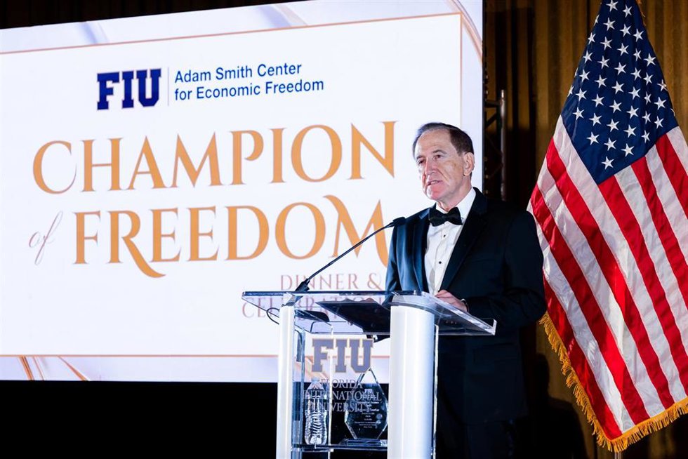 El presidente de Mapfre, Antonio Huertas, en la recepción de un galardón por el Adam Smith Center de Miami.
