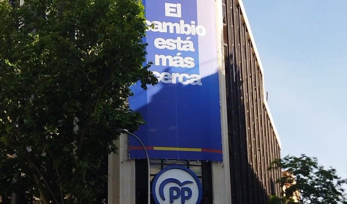 La sede del PP amanece con una lona que asegura que "el cambio está más cerca", tras las elecciones andaluzas.