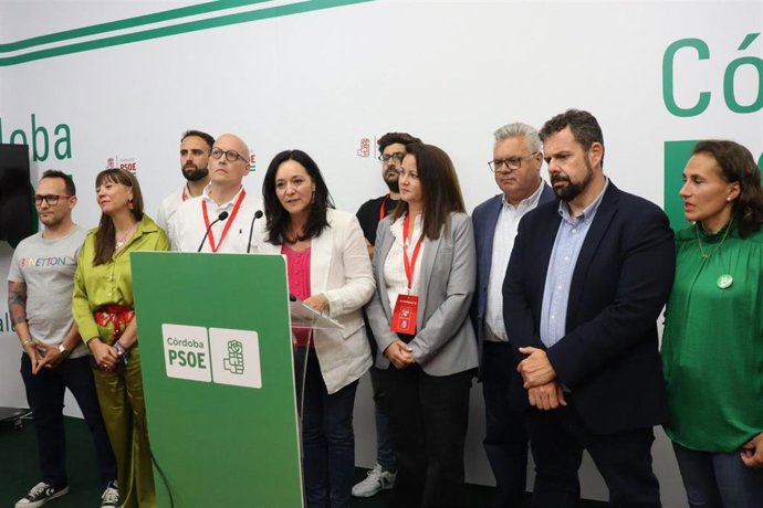 Rafi Crespín (en el atril), acompañada por miembros de la candidatura del PSOE Córdoba, en la sede provincial de su partido durante la noche electoral.