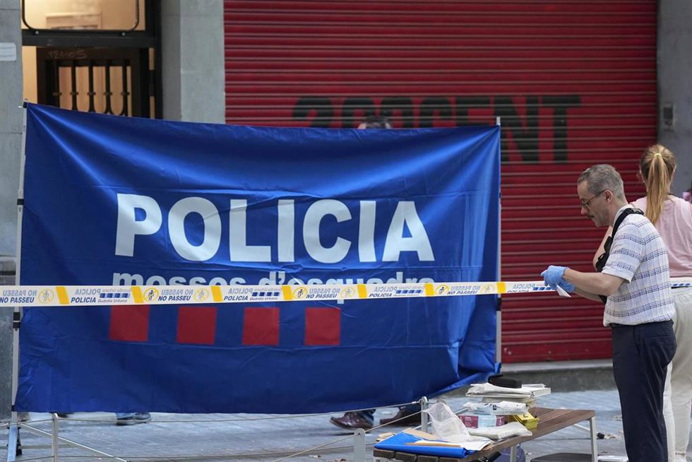 Archivo - Zona acordonada por los Mossos d'Esquadra tras un tiroteo en julio en Barcelona