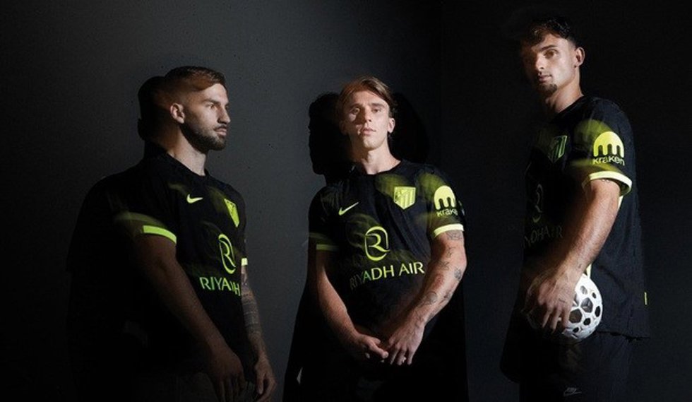 Los jugadores españoles Álex Baena, Pablo Barrios y Marc Pubill posan con la segunda equipación del Atlético de Madrid para la temporada 2026-2027.