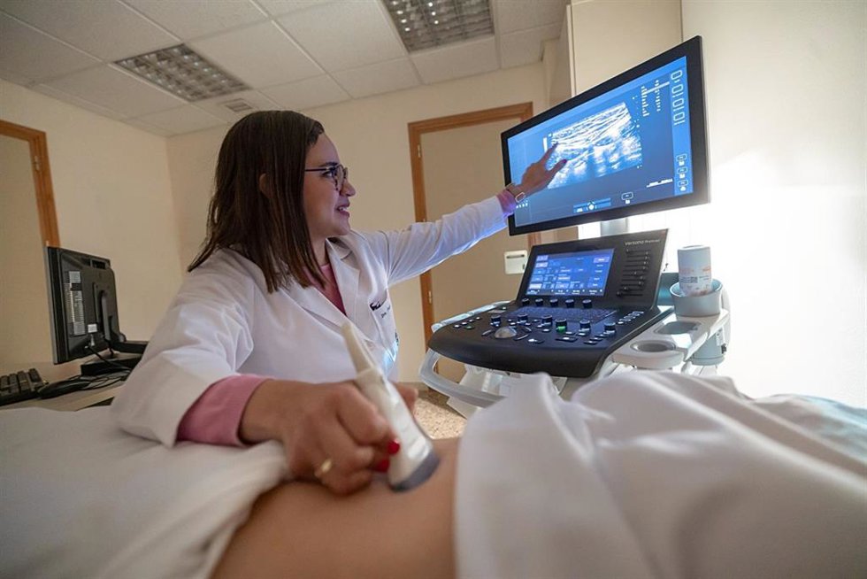 Image La doctora Carolina Perdomo realiza una ecografía en el Departamento de Endocrinología y Nutrición de la Clínica Universidad de Navarra.