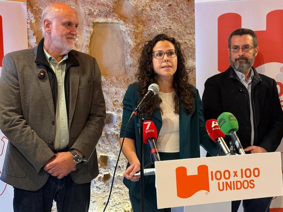 Laura Román, candidata de 100x100 Unidos, junto a Juan Franco, alcalde de La Línea, y Javier Vidal, presidente del partido.