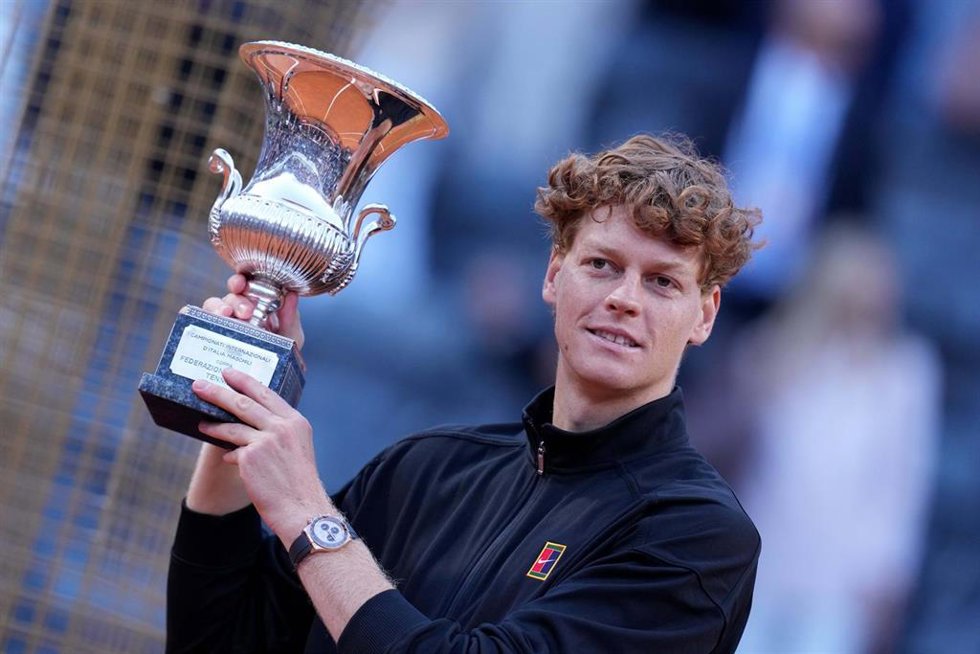 El tenista italiano Jannik Sinner con el trofeo de campeón del Masters 1000 de Roma.