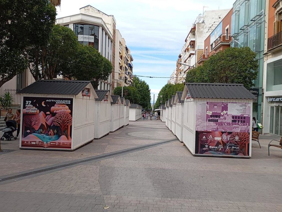 Archivo - Casetas par ala Feria del Libro en la calle Roldán y Marín/Archivo