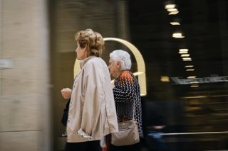 Archivo - Dos señoras conversan mientras caminan por una de las calles de la ciudad, a 15 de mayo de 2023, en Ourense, Galicia (España). El Consejo de Ministros ha acordado el diseño de un programa destinado a fomentar que las personas mayores de 65 años 