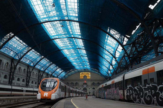 Archivo - Dos trens de Rodalies a l'estació de França
